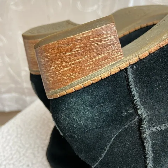 UGG Australia Cyrinda Black Suede Boots, 6