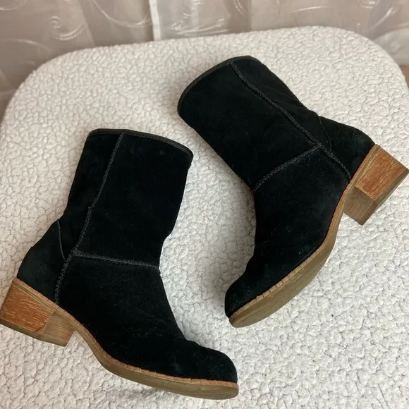 UGG Australia Cyrinda Black Suede Boots, 6